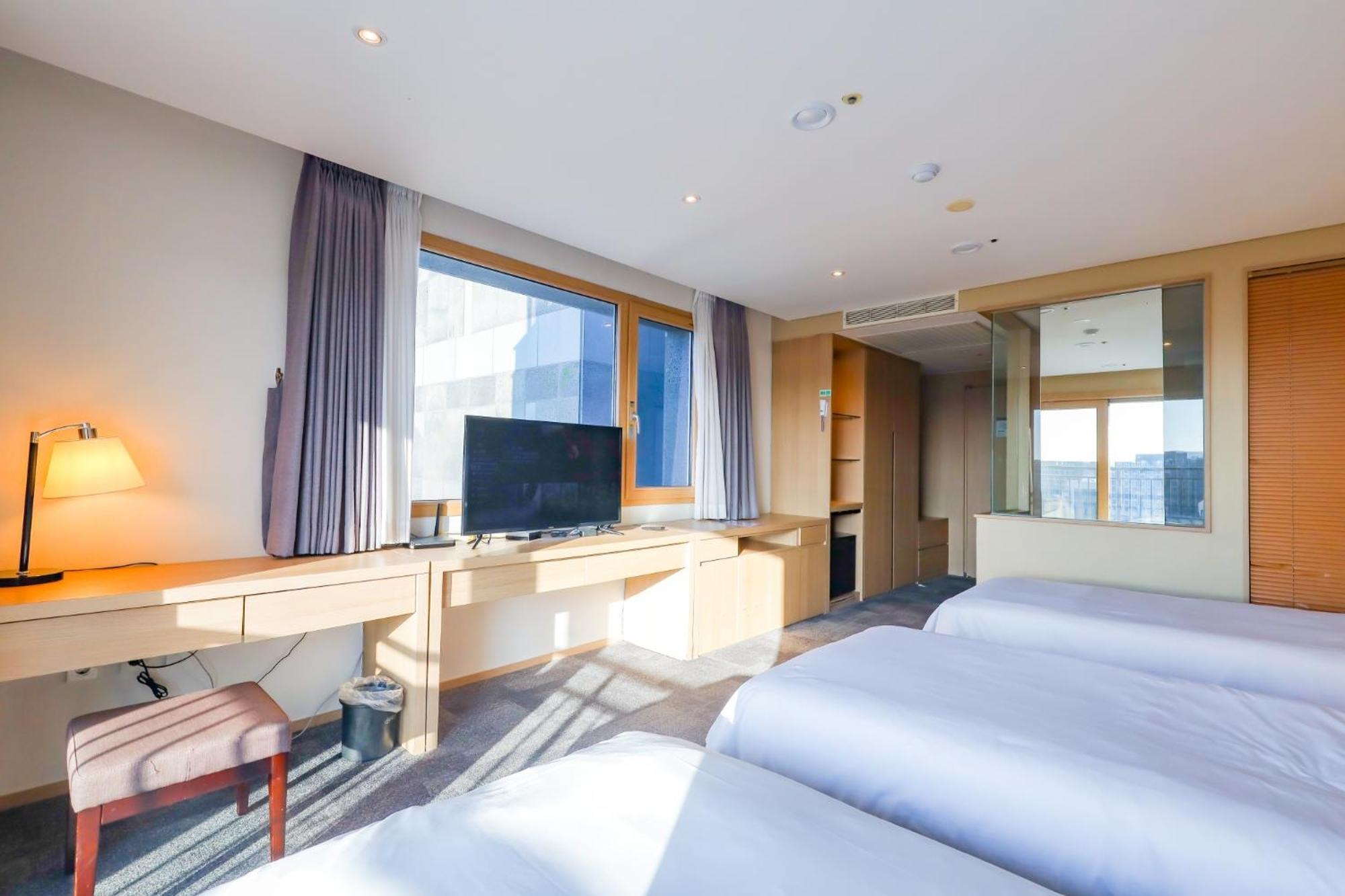 From H The Best Hotel Jeju Seongsan Сеогвипо Екстериор снимка