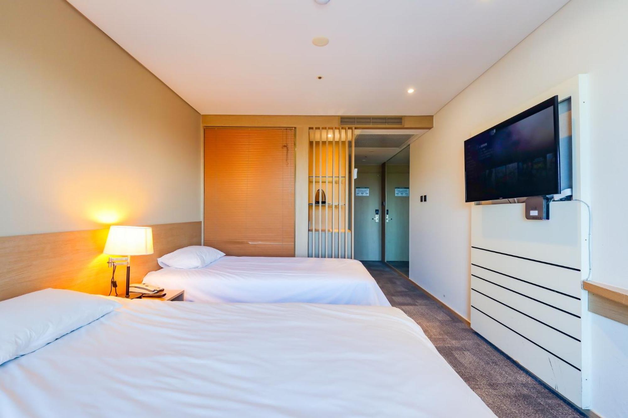 From H The Best Hotel Jeju Seongsan Сеогвипо Екстериор снимка