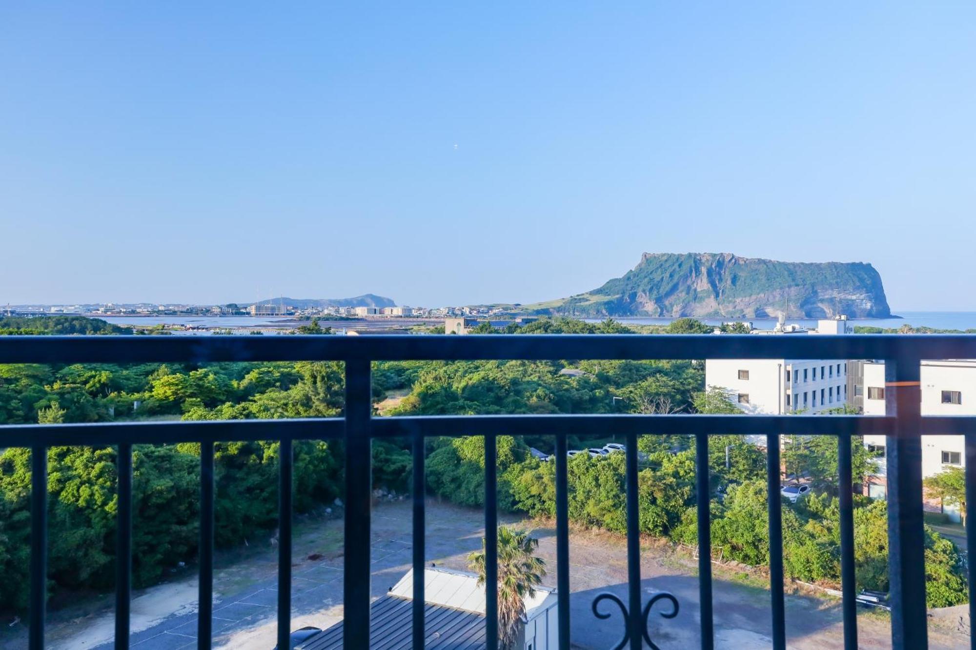 From H The Best Hotel Jeju Seongsan Сеогвипо Екстериор снимка