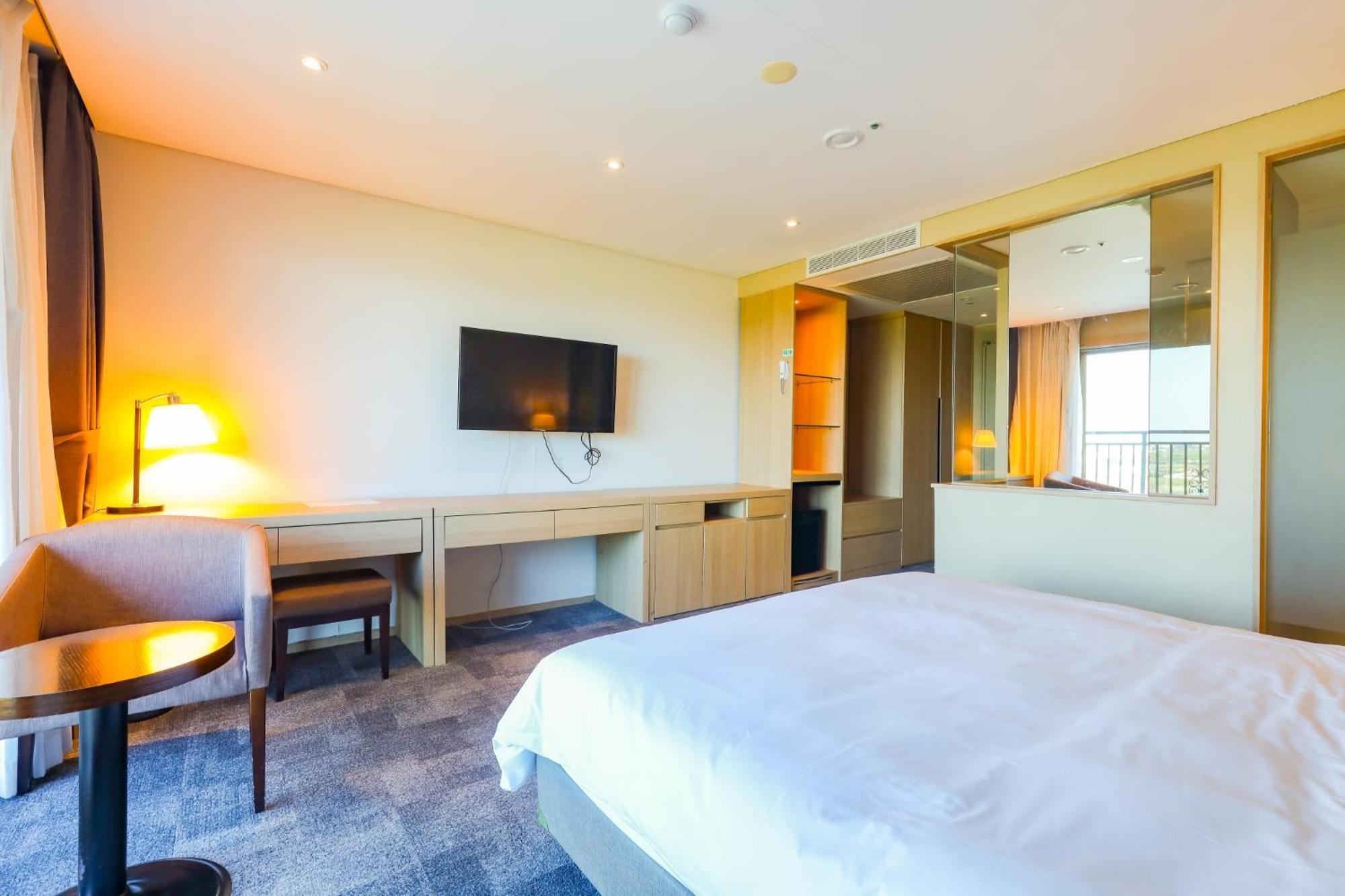 From H The Best Hotel Jeju Seongsan Сеогвипо Екстериор снимка